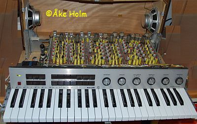 Figure 4 — A valve 22GM751 with its cover removed: the oscillator and divider boards span the width of the cabinet behind the control panel, with a speaker at each end. Photo: Åke Holm (SM5CBW), …